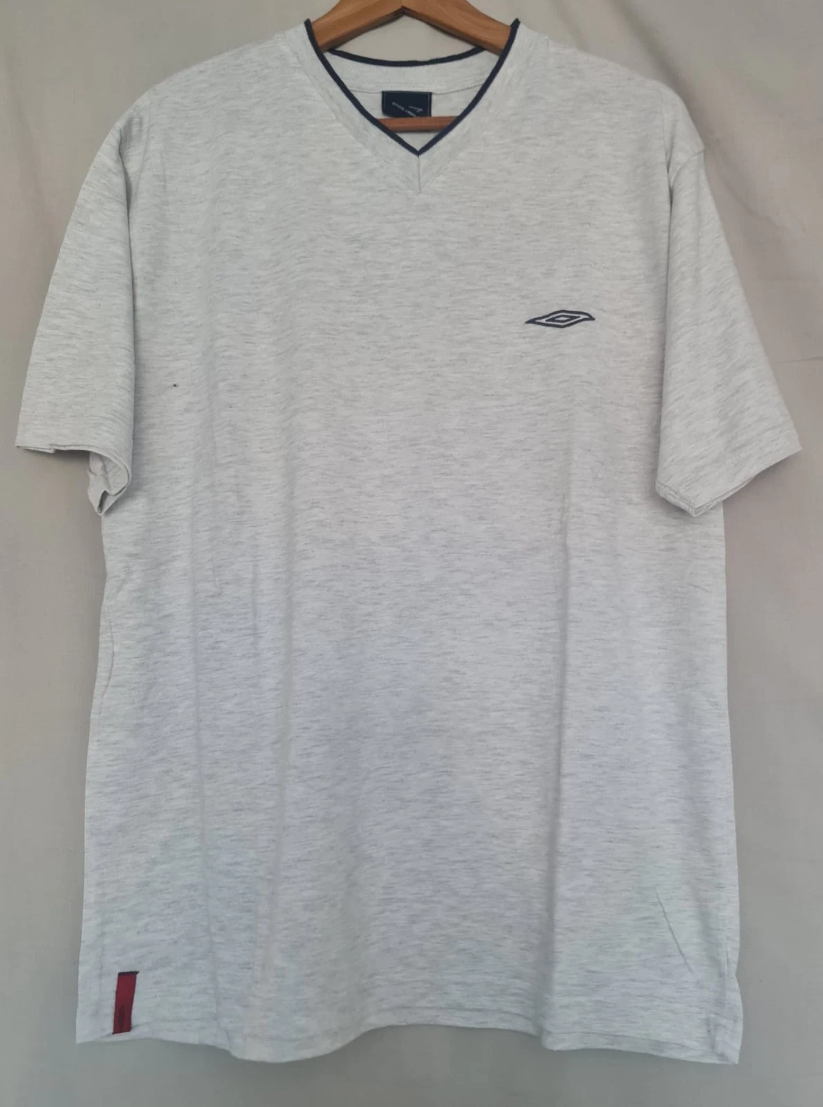 Umbro Grey V Neck T-Shirt Men’s Size L Short Sleeve Logo Tee