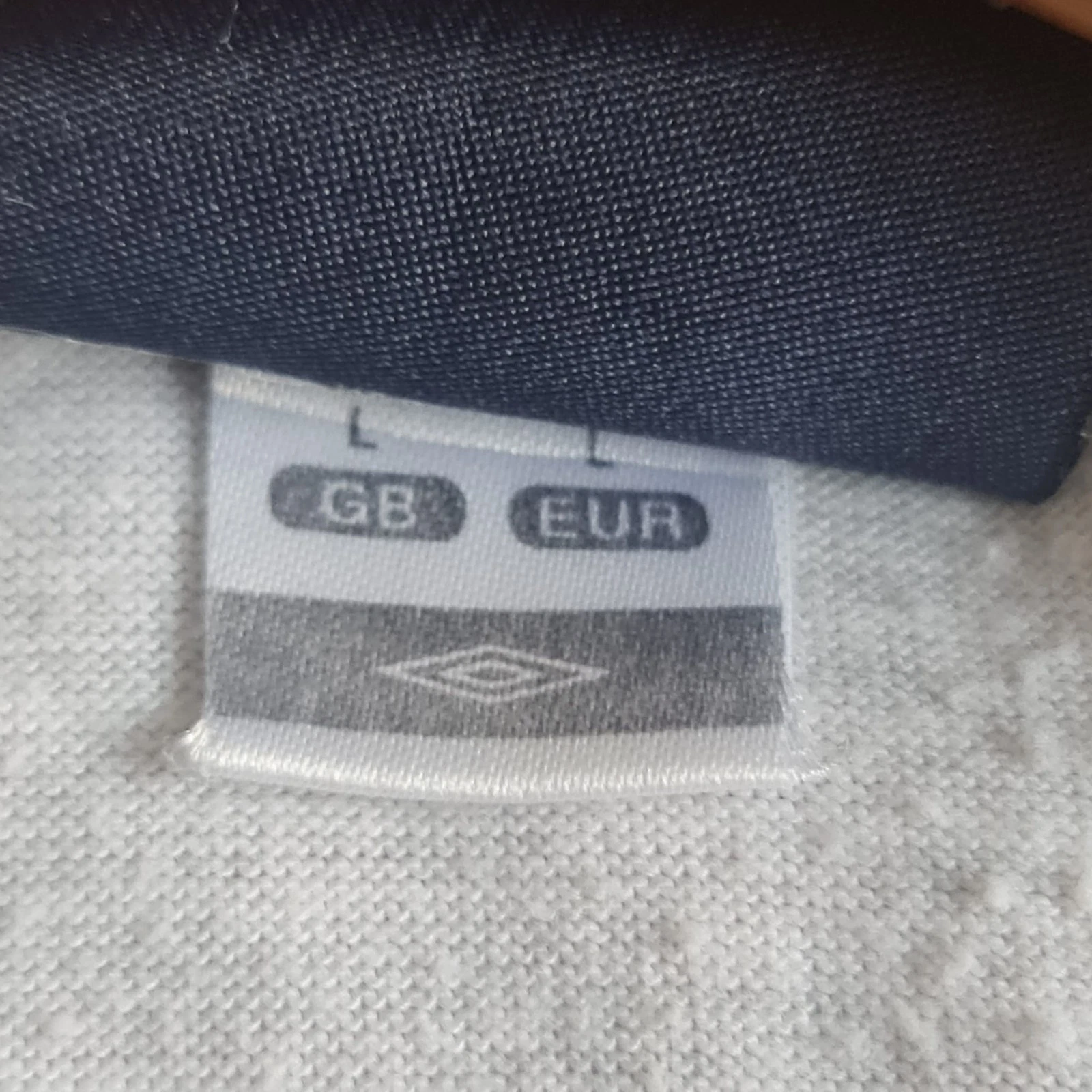 Umbro Grey V Neck T-Shirt Men’s Size L Short Sleeve Logo Tee - Image 2